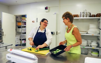 2020 Kathrine Kleveland i samtale med kokk på Quality Hotel Tønsberg, Vestfold