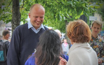 2017 - Trygve Slagsvold Vedum på stand på Karl Johan(1)