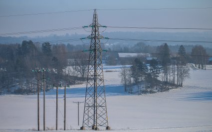 kraft-strøm-høyspentmast