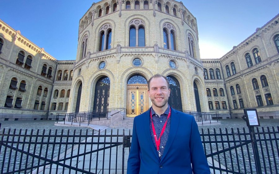 Vebjørn Varlid_utanfor Stortinget mars 2021